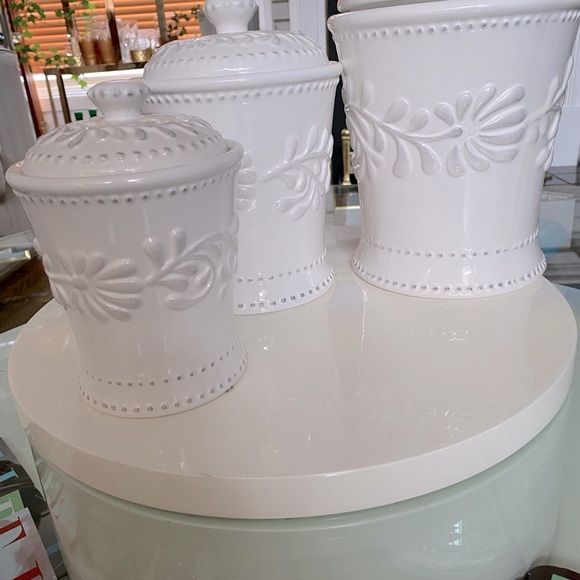 Gorgeous ceramic kitchen containers! Brand new, white and great volume. - Picture 1 of 3